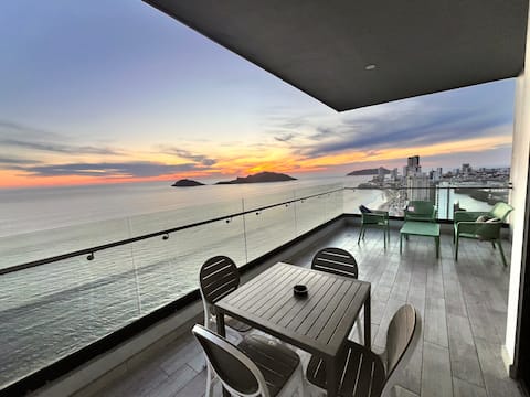 SkyView Grand - Oceanfront Luxury for 12 pax