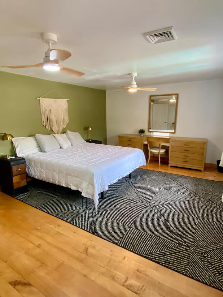 Просто оформената просторна първа спалня с легло с кралски размер е точно вътре в главния вход на дома. Голямото пространство позволява на гостите да се разпръснат. Големите прозорци гледат към LVC и имат затъмняващи завеси. 100-инчовият тоалетен шкаф е любим на домакините.