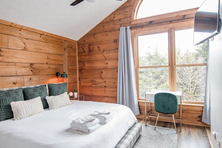 El dormitorio principal tiene una cama tamaño king, luz natural, escritorio, armario, ventilador de techo, televisión inteligente y baño privado.