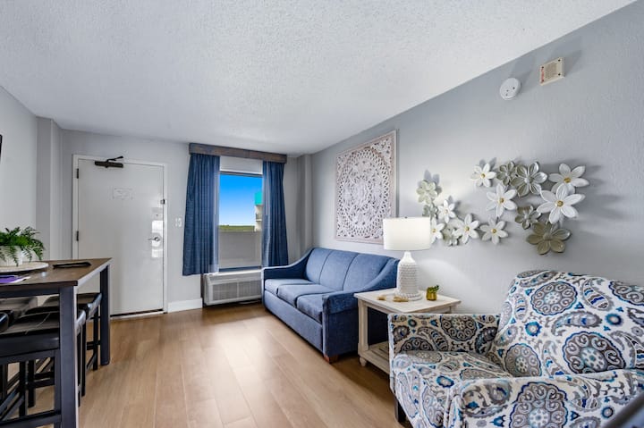 Sunny Ocean Front, Sleeps 4! - Public Beach, SC