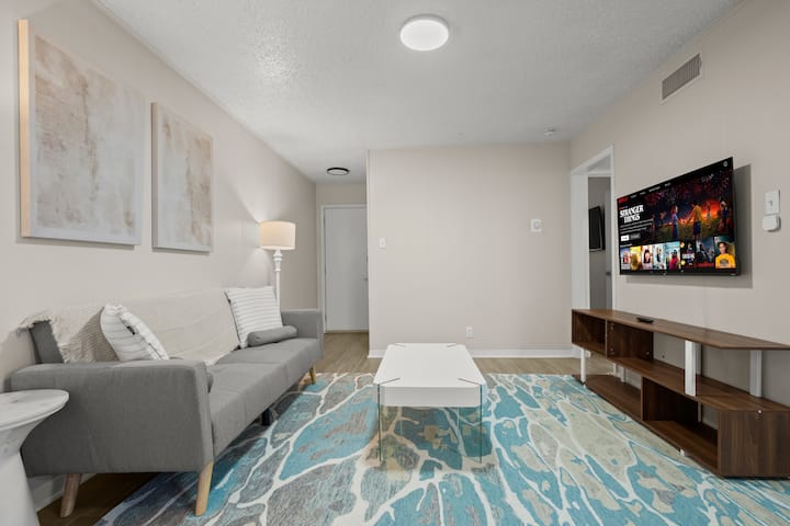 Dhomë ndenjjeje e ndritshme dhe e rehatshme me shumë ndenjëse, e përsosur për t 'u çlodhur ose për të kaluar kohë me miqtë dhe familjen.