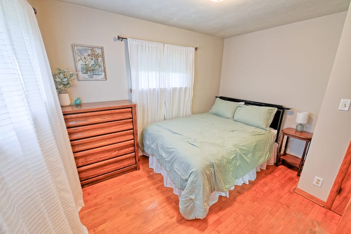 มีผ้าปูที่นอนและผ้าปูที่นอนสำรองในตู้เสื้อผ้า 

ไม่มีห้องน้ำส่วนตัว ห้องน้ำทั้งสองห้องเชื่อมต่อกับห้องนอนหลักสองห้อง (ไม่มีห้องที่เชื่อมต่อกับห้องนอนที่มีเตียงสองชั้น) 