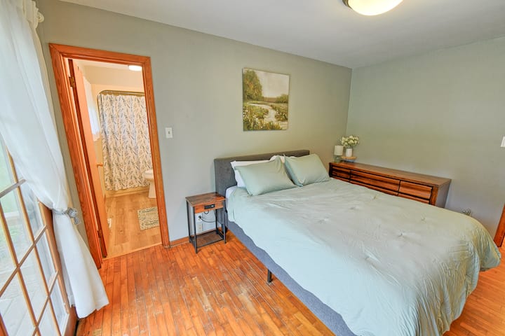 ไม่มีห้องน้ำส่วนตัว ห้องน้ำทั้งสองห้องเชื่อมต่อกับห้องนอนหลักสองห้อง (ไม่มีห้องที่เชื่อมต่อกับห้องนอนที่มีเตียงสองชั้น) 