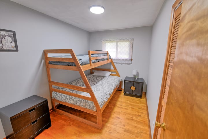 มีผ้าปูที่นอนและผ้าปูที่นอนสำรองในตู้เสื้อผ้า 