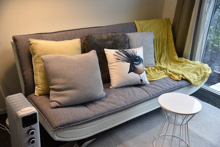 Quiet Luxury Near Airport Spa, Pool & Breakfast - West Coast