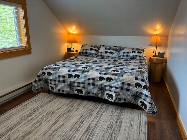 Nakon dana planinarenja, ribolova ili vožnje kroz Yellowstone, uživajte u dobrom snu u našem udobnom bračnom krevetu od memorijske pjene. Ili se ušuškajte i gledajte film ili pratite vijesti na našem pametnom televizoru koji se nalazi u spavaćoj sobi. 