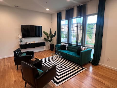 Popular Airbnb listing: Downtown Dallas Retreat & Rooftop Terrace in Cedars