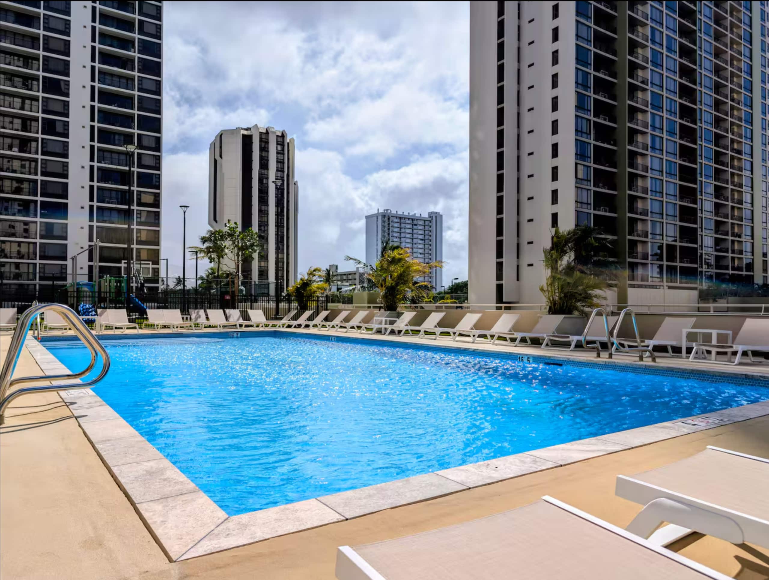 Condo in Honolulu · ★4.96 · 1 bedroom · 3 beds · 1 private bath - Image 13