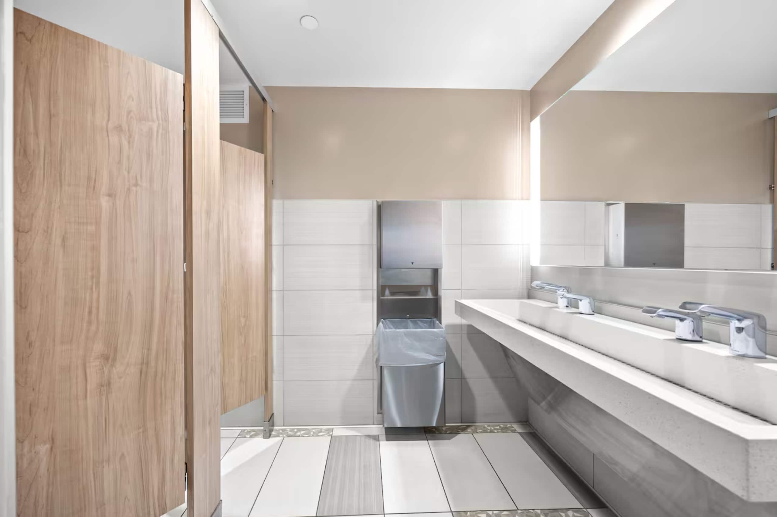 Condo in Honolulu · ★4.96 · 1 bedroom · 3 beds · 1 private bath - Image 18