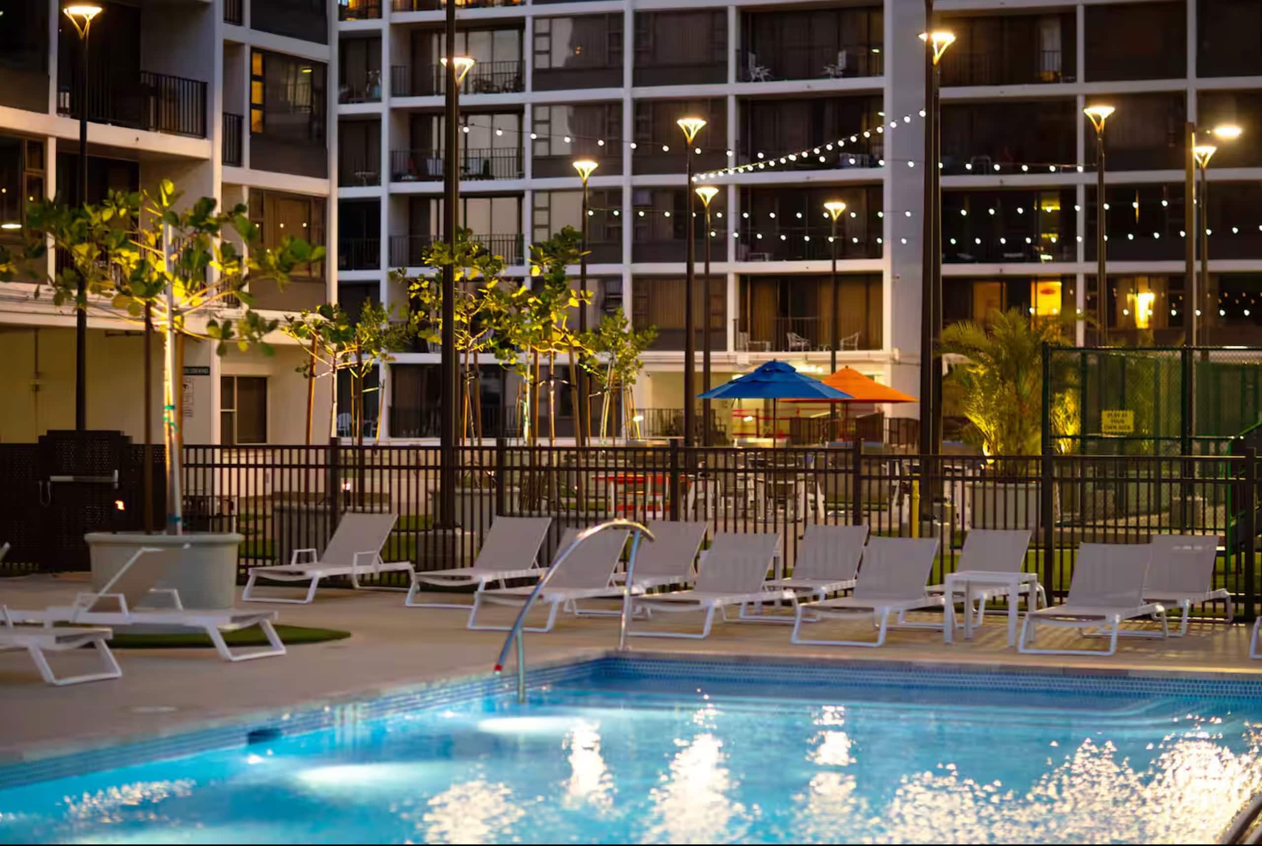 Condo in Honolulu · ★4.96 · 1 bedroom · 3 beds · 1 private bath - Image 14