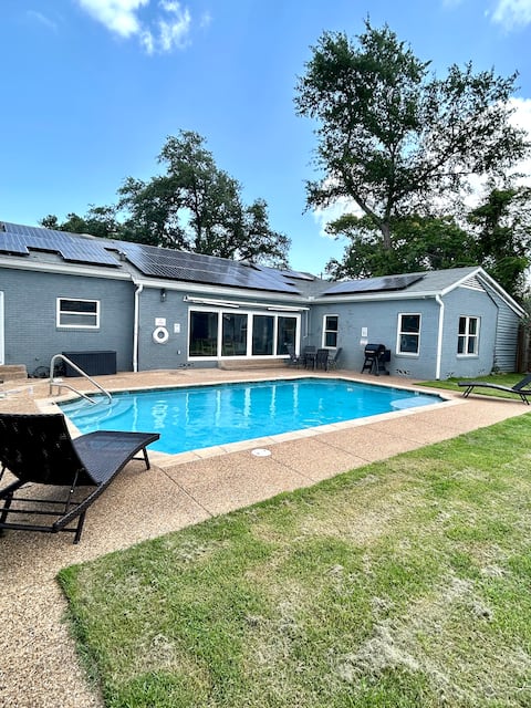 Beautiful 3/3 Home w/ Pool Near Downtown Tyler