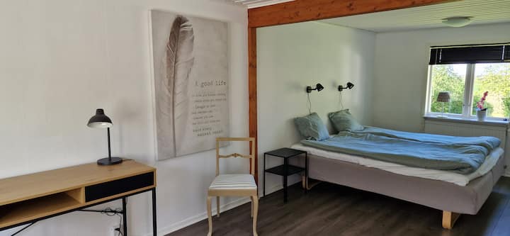 Veľká, krásna spálňa s rozlohou 28 m² s manželskou posteľou, ktorú je možné oddeliť.
časť s písacím stolom