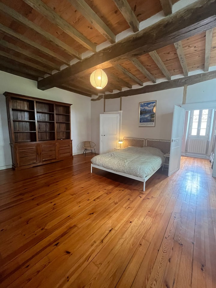 Spavaća soba s bračnim krevetom, zasebna prostorija za dječji krevetić i prostor za rad s radnim stolom 