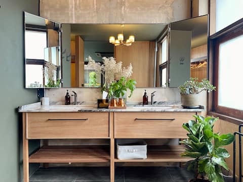 Designer Escape | Top-Floor w/Tub · Near Chinatown