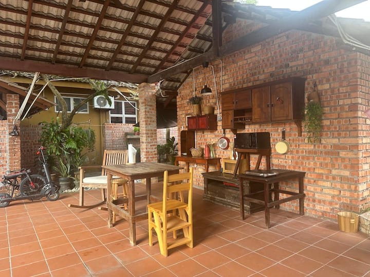 Family Cabin
1 Queen Bed & 1 Single Bed With Bath - Lukut