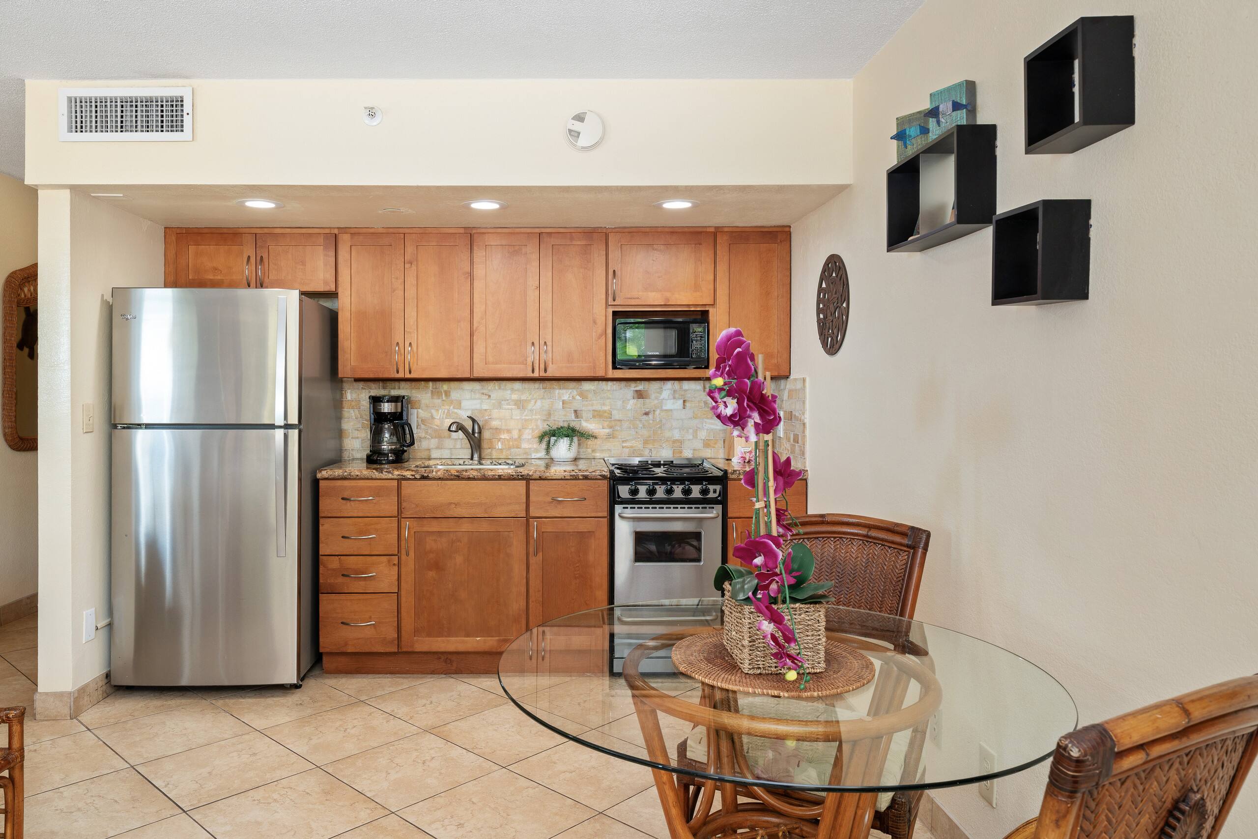Condo in Lahaina · ★4.45 · 1 bedroom · 3 beds · 1 bath - Image 4