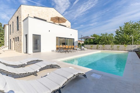 Popular Airbnb listing: Casa anna with private pool in Červar