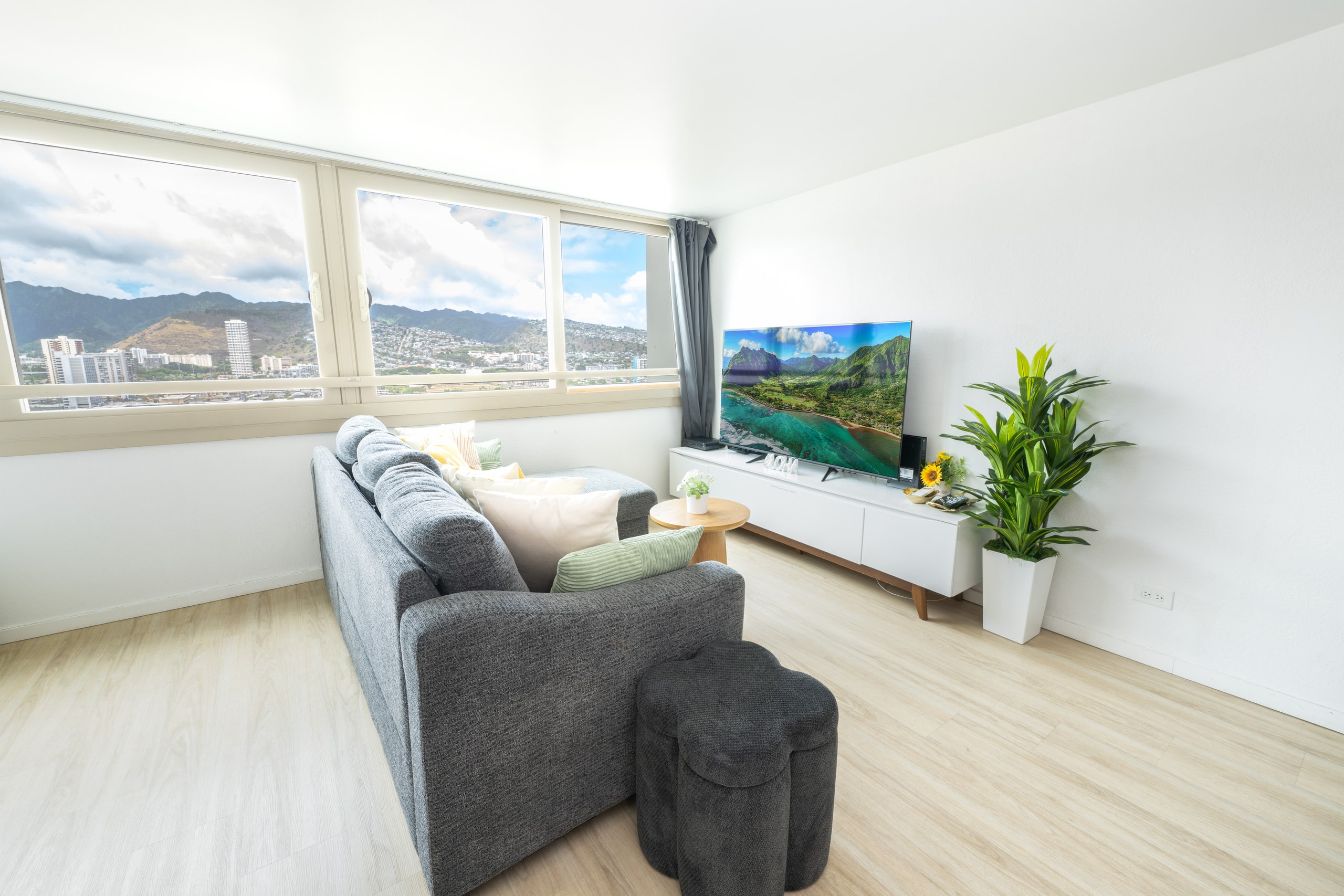 Condo in Honolulu · ★4.93 · 1 bedroom · 3 beds · 1 private bath - Image 5