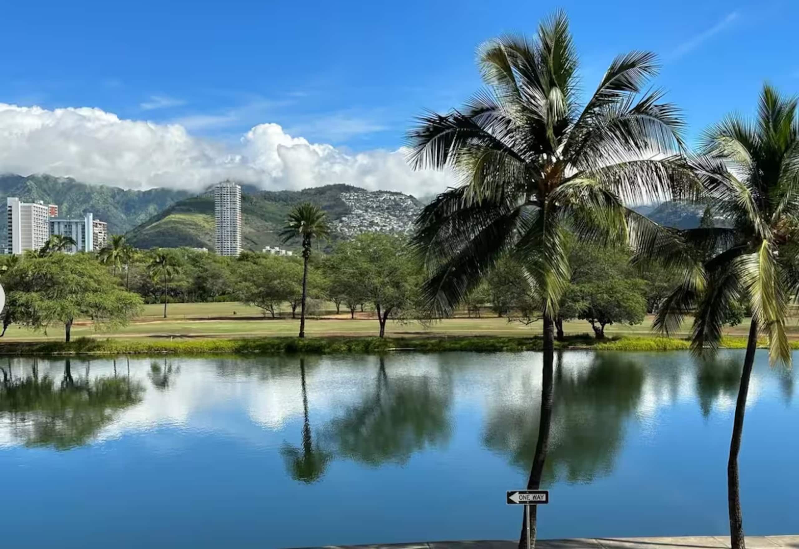 Condo in Honolulu · ★4.93 · 1 bedroom · 3 beds · 1 private bath - Image 40