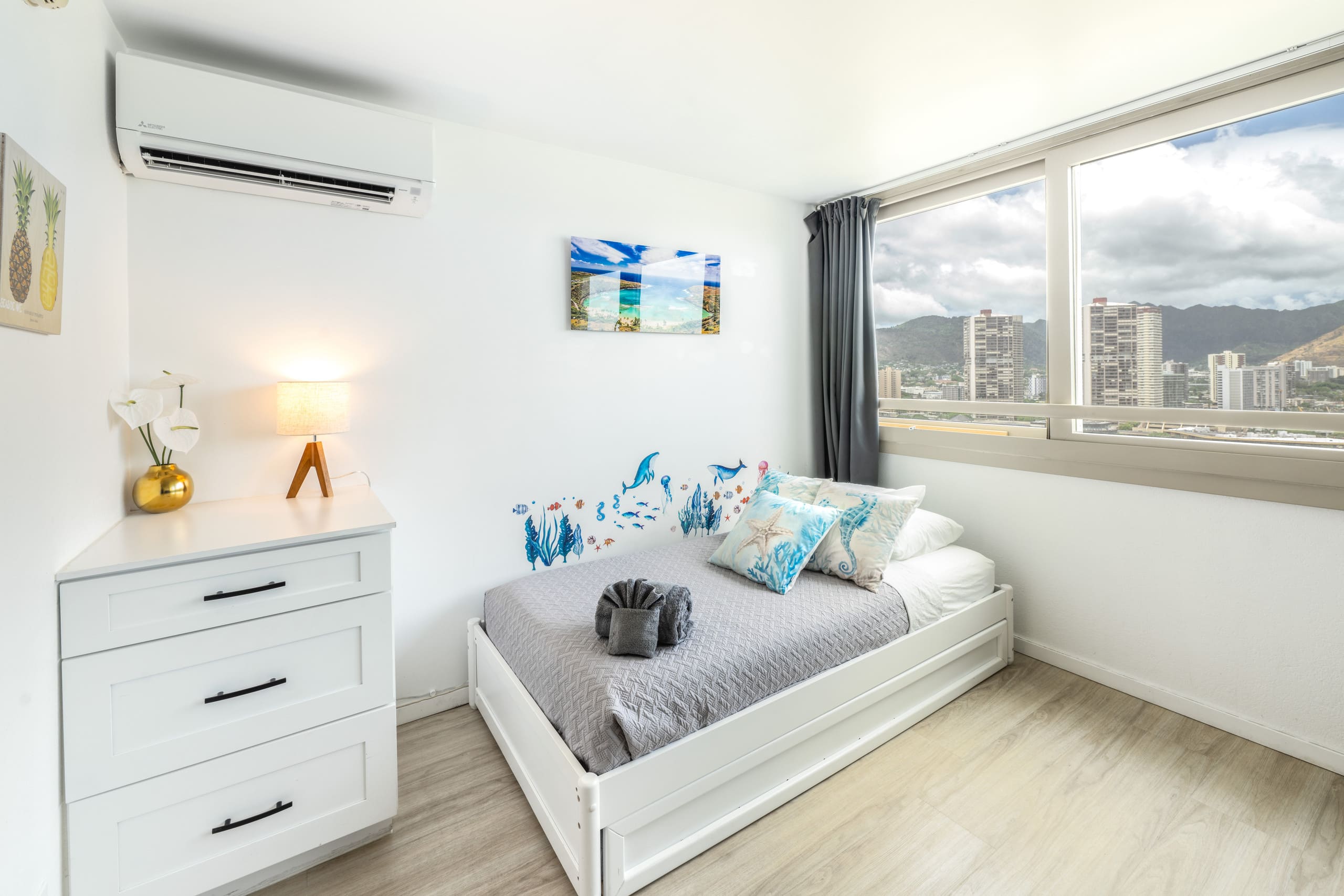 Condo in Honolulu · ★4.93 · 1 bedroom · 3 beds · 1 private bath - Image 3