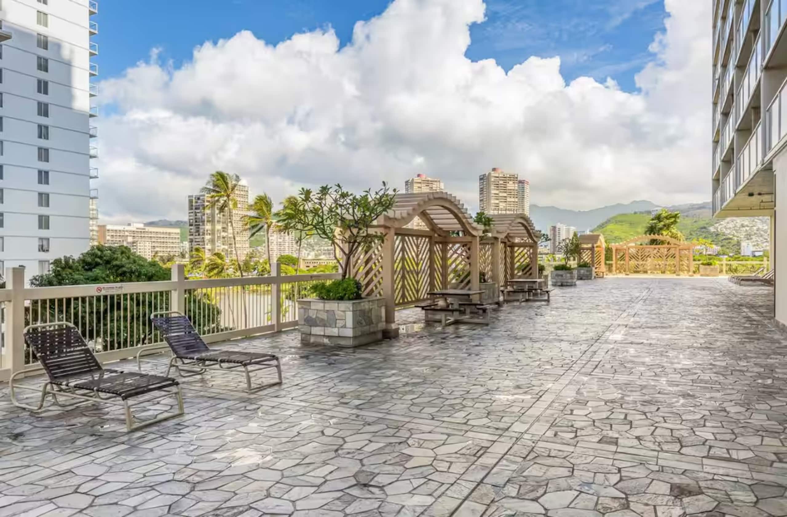 Condo in Honolulu · ★4.93 · 1 bedroom · 3 beds · 1 private bath - Image 18