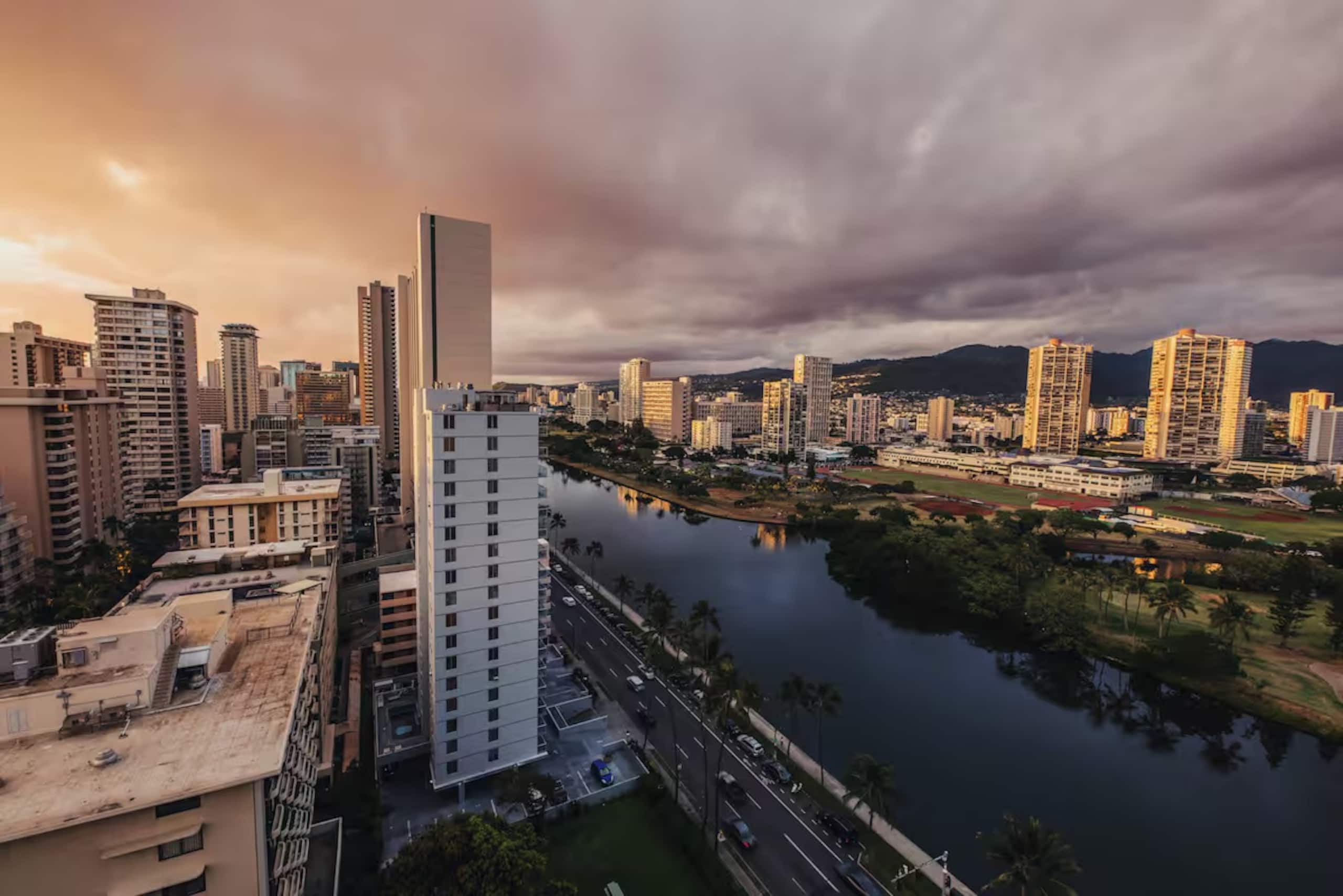 Condo in Honolulu · ★4.93 · 1 bedroom · 3 beds · 1 private bath - Image 28