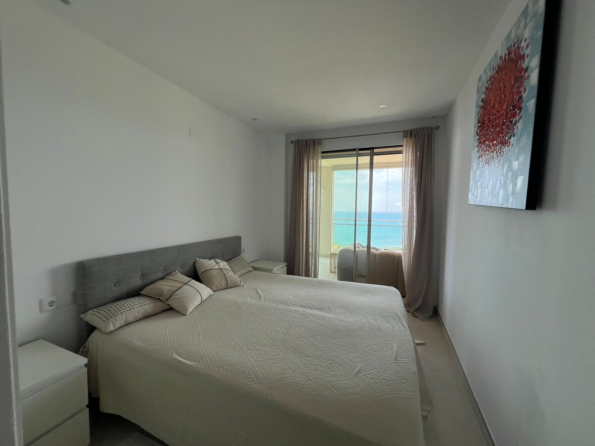 Slaapkamer met kingsize bed. 