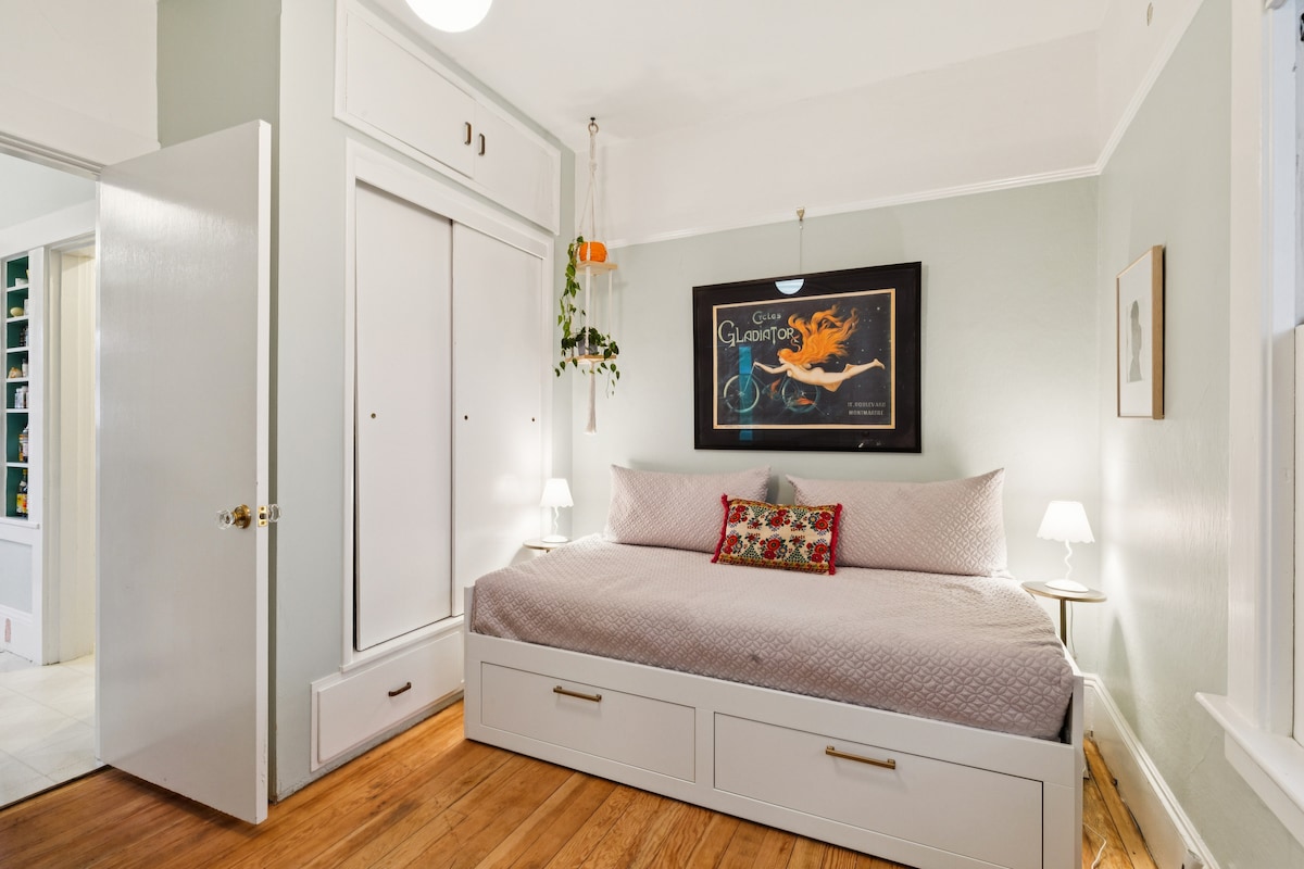 המארח יארגן חדר עם מיטת יחיד כפי שמוצג בתמונה או מיטת קינג סייז. 