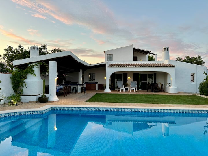 Perfect family & friends retreat with amazing pool