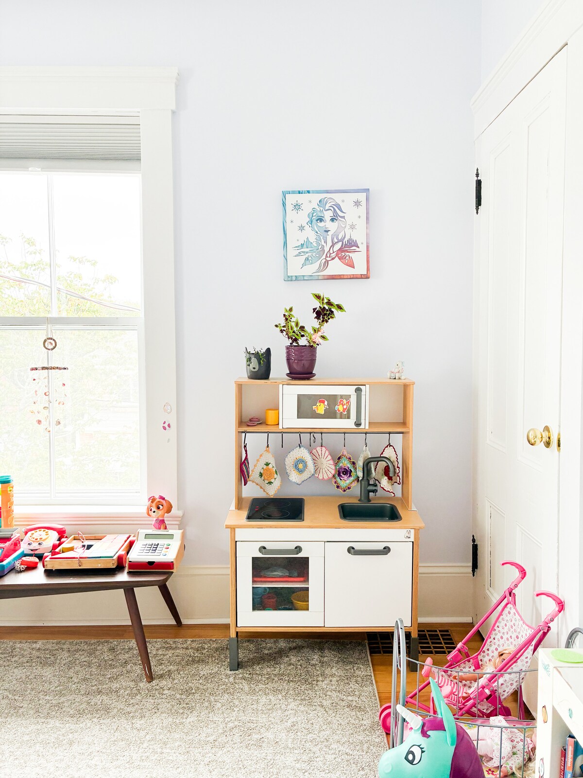 Ljubičasta soba: dječji krevet s mnogo igračaka i knjiga