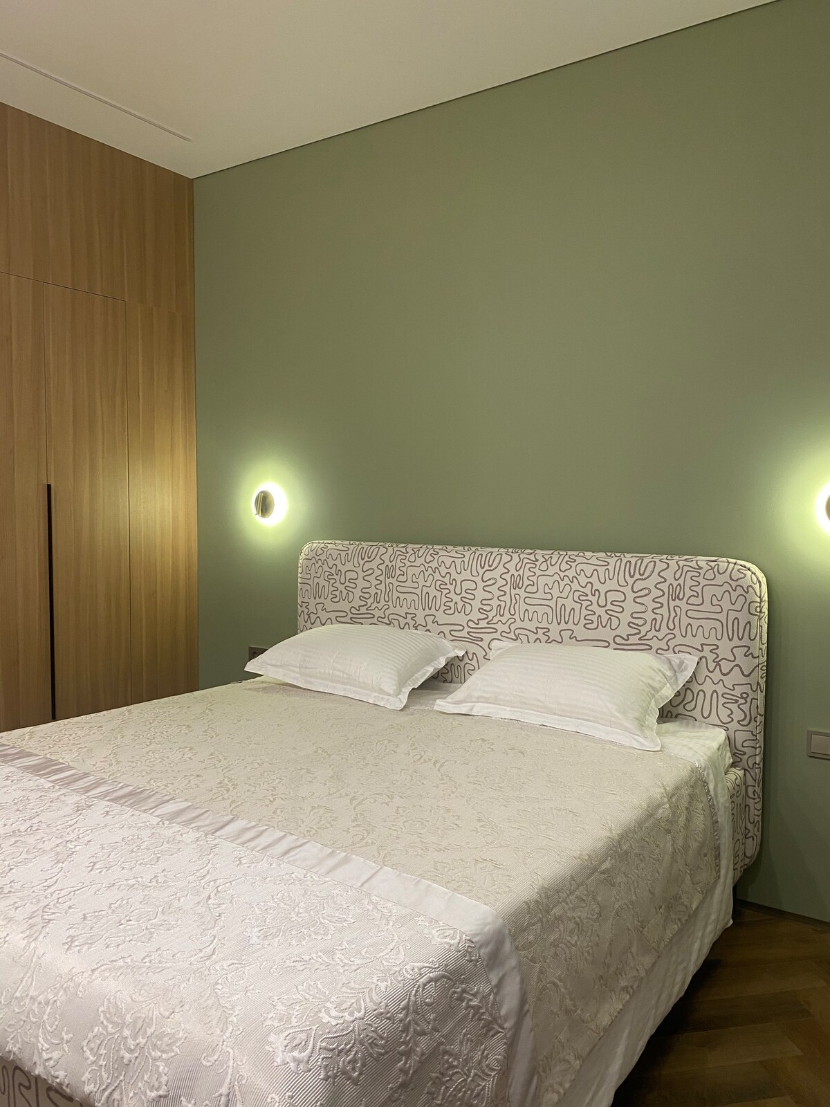 Kitanda kikubwa chenye urefu wa sentimita 180x200, kitani cheupe cha theluji kama katika hoteli bora za nyota 5, mapazia ya rangi nyeusi - piga mbizi ndani yake na upige deki katika ndoto tamu zaidi!