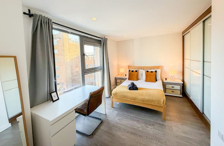 El dormitorio 1 ofrece una cómoda cama doble, ropa de cama limpia, espacio de trabajo y armario, ideal para explorar Shoreditch, Old Street, Brick Lane, Columbia Road Flower Market, Spitalfields, Islington (Angel), Regent's Canal, Barbican Centre y Hoxton.