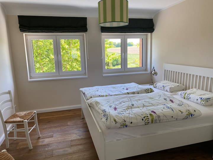 Schlafzimmer 1