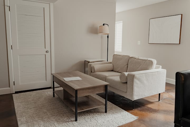 Mountain View Private Basement Bungalow - Colorado Springs, CO