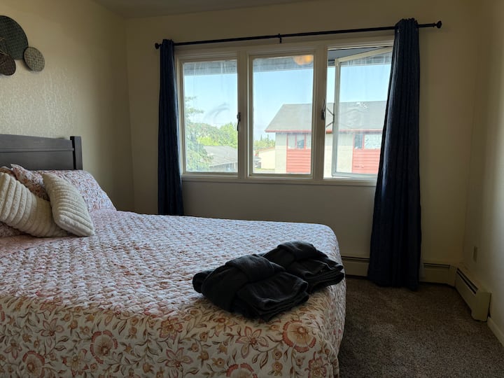 Svetlá a prívetivá druhá spálňa s pohodlnou manželskou posteľou a dostatkom prirodzeného svetla je ideálnym miestom na pokojný oddych po dni objavovania Anchorage.