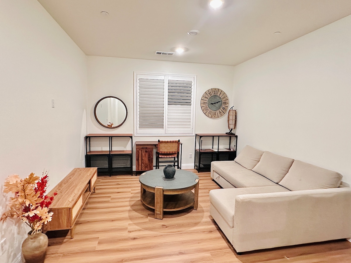 Loft na druhom poschodí. 
Rozkladacia pohovka veľkosti Queen v priestrannom podkroví - pohodlne sa vyspí 2 osoby.