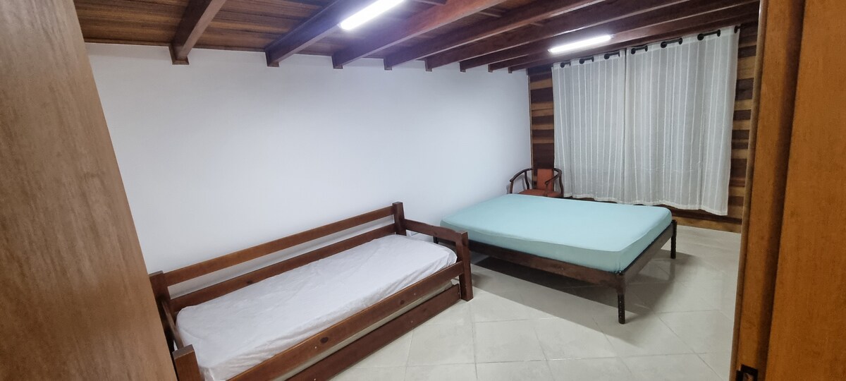 1 bračni krevet i 1 krevet za dvije osobe s 2 madraca za jednu osobu