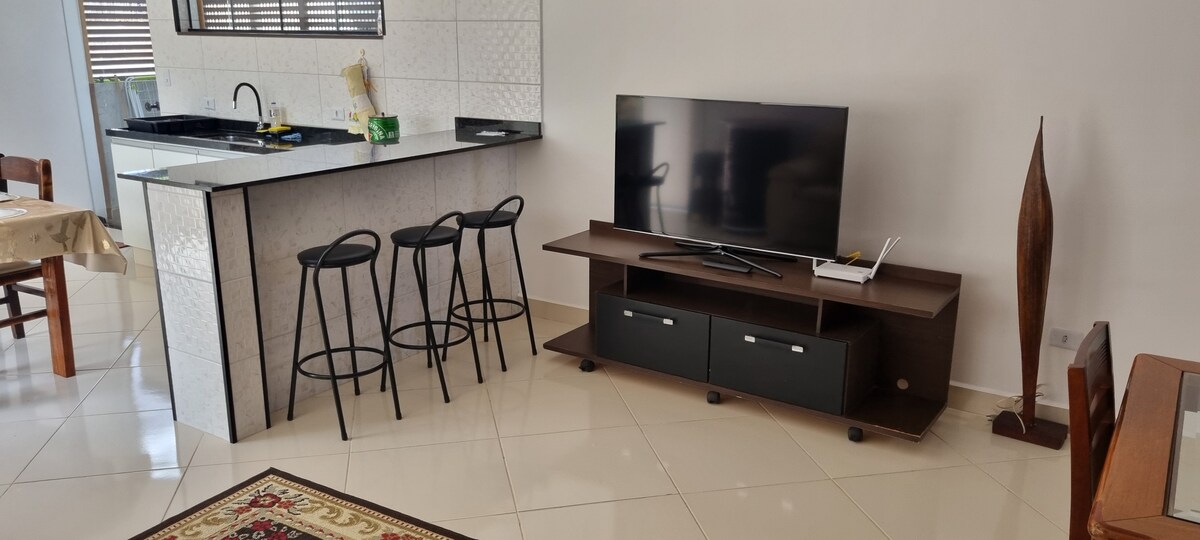 Smart TV i pult sa stolicama 