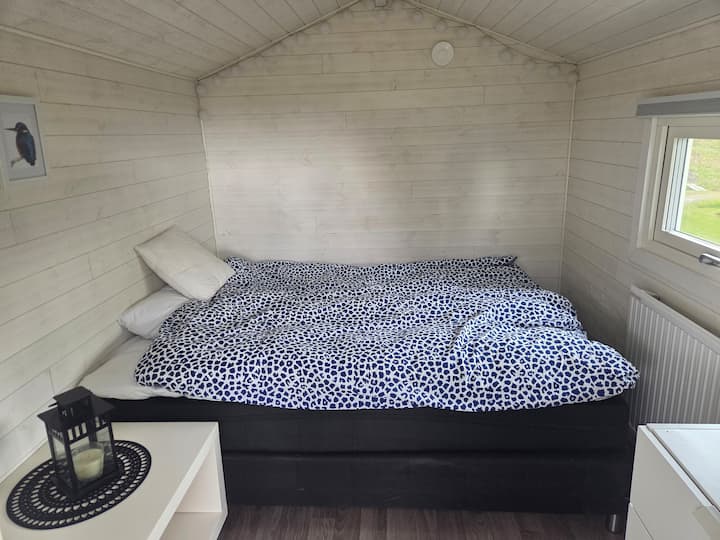 Segunda acogedora cabaña para huéspedes con cama tamaño queen (160 cm).