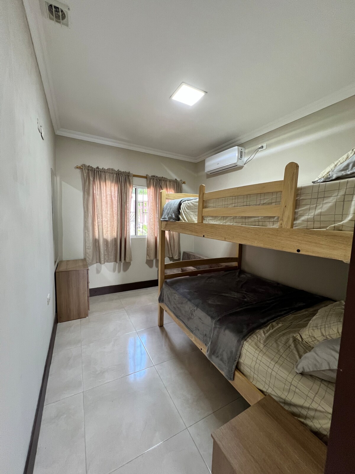 双人轿车，配有蜡烛