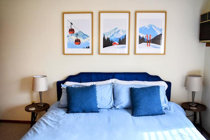 ห้องนอนใหญ่มีเตียงขนาดคิงไซส์และเครื่องปรับอากาศ