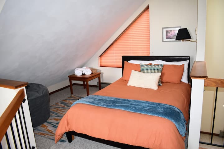 ห้องลอฟท์มีเตียงขนาดใหญ่ในพื้นที่ลอฟท์แบบเปิดโล่ง ซ่อนอยู่ห่างจากห้องนั่งเล่น คุณจะได้นอนหลับสบายและตื่นขึ้นมาพร้อมรู้สึกสดชื่น