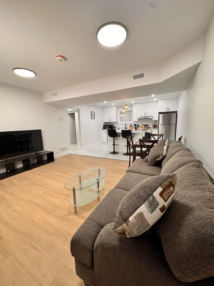 Guestsuitegloriousglidden/2bd1bath Walkoutbasement - Windsor