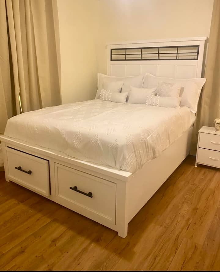 在安静的卧室中放松身心，配备全新的标准双人床，内置抽屉和干净的床上用品。 配备宽敞的衣柜、衣架和熨斗，让您的衣物井井有条。 无论白天还是夜晚，遮光窗帘都能确保您睡得安心。舒适的体验等待着您！