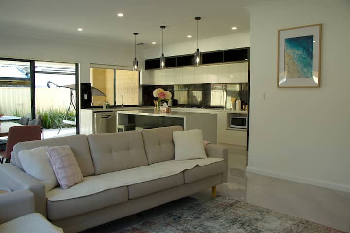 Spacious Luxe Home For Families – Walk To Shops - Perth