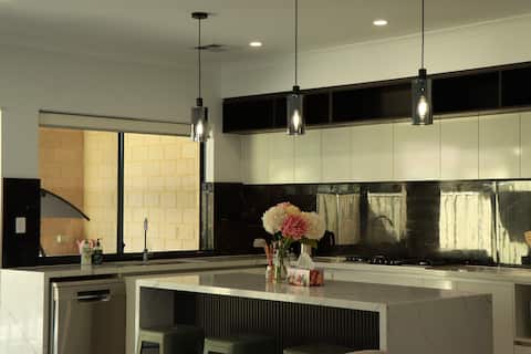 Spacious Luxe Home for Families – Walk to Shops