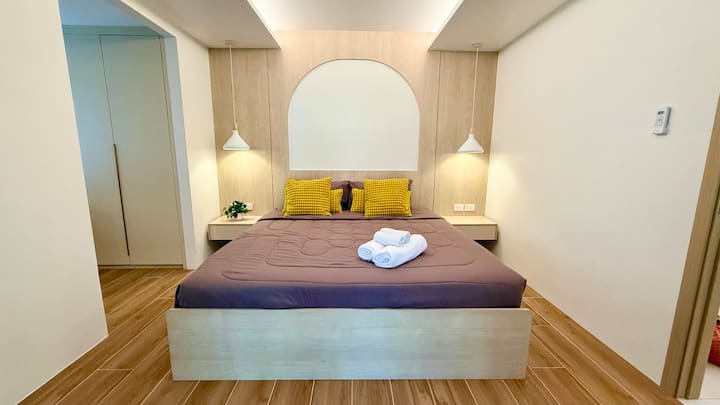 Prostrana i svijetla spavaća soba s velikim bračnim krevetom ️
Ima sve što vam je potrebno za udobnost: ogledalo, prostrani ormar s vješalicama, blago osvjetljenje i dizajnerske detalje.
Savršeno mjesto za odmor nakon napornog dana u Phuketu ✨