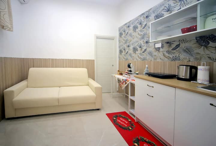 Уютна всекидневна с отворена кухня, светла и функционална.

Удобният двоен разтегателен диван ви кани да се отпуснете, а кухненският бокс е оборудван с всичко необходимо.

Идеалното място, за да изживеете и споделите специални моменти.