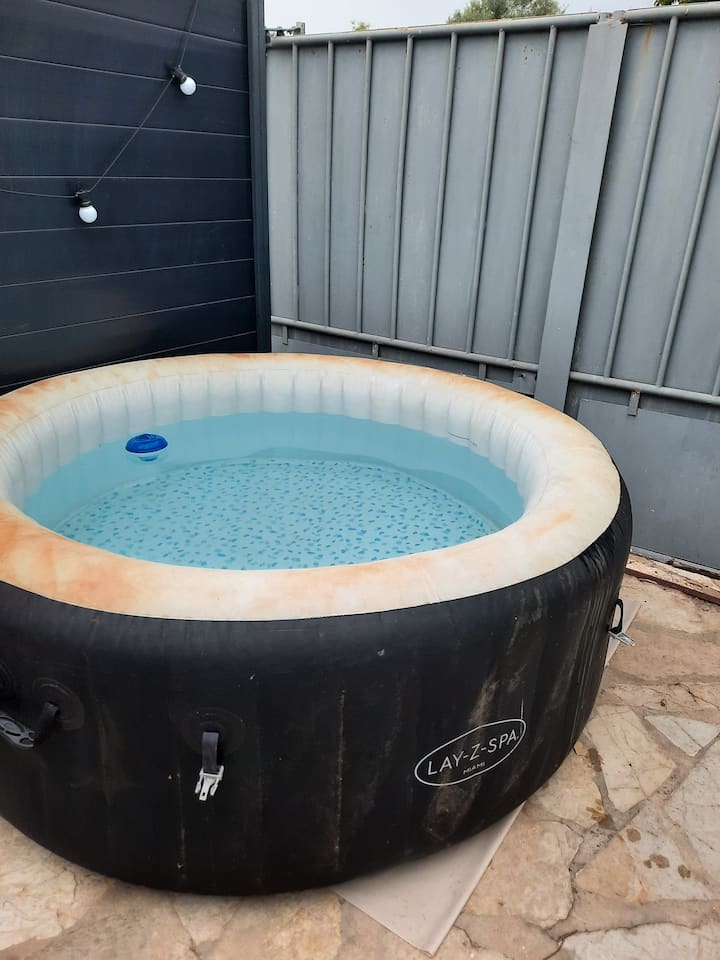 Პატარა 4 ‑ საწოლიანი სახლი 4 ‑ ადგილიანი ჯაკუზით — სურათი 1