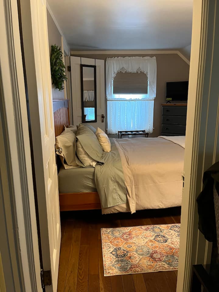 Душек од пена со големина на брачен кревет (широк 14 инчи) Достапни се сите постелнини. Затемнети нијанси. 32 инчен Roku телевизор. Клима уред. Маса за полнење на уредите.